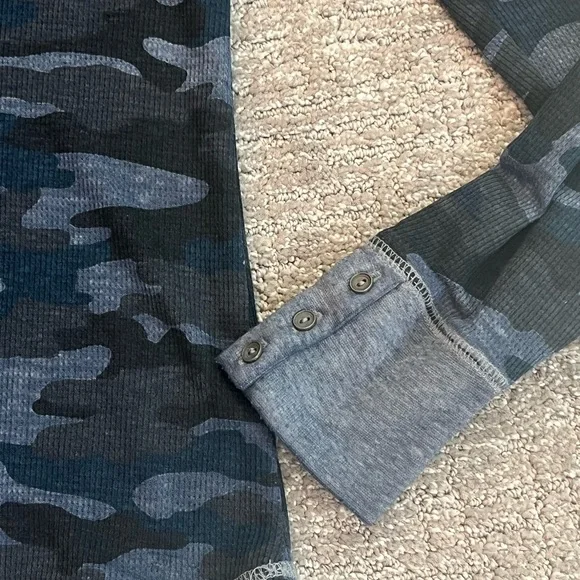 Womans Lucky Brand blue Camo Henley Thermal Long Sleeve Top Sz M - Picture 7 of 8